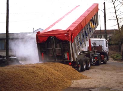 Déchargement de drêches de brasserie (Photo Denis Grancher)